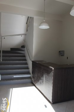 Prédio comercial na área central de Lomba Grande  