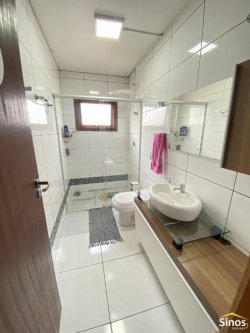 Casa com 03 dormitórios em Lomba Grande 