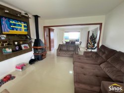 Casa com 03 dormitórios em Lomba Grande 