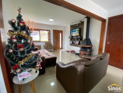 Casa com 03 dormitórios em Lomba Grande 