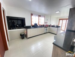 Casa com 03 dormitórios em Lomba Grande 