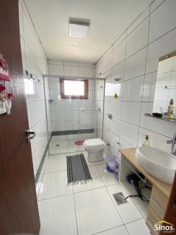 Casa com 03 dormitórios em Lomba Grande 
