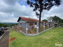 Casa com 03 dormitórios em Lomba Grande 