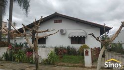 Casa com 03 dormitórios no bairro Vila Progresso 