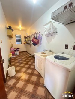 Casa com 03 dormitórios no bairro Feitoria 