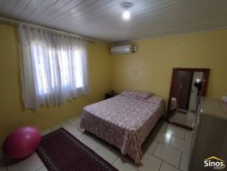 Casa com 02 dormitórios no bairro Santos Dumont 