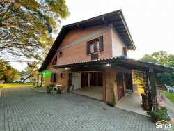 Casa rústica com 03 dormitórios no bairro Lomba Grande 