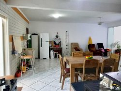 Casa com 02 dormitórios no bairro Santa Catarina 