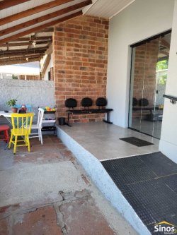Casa com sala comercial no bairro Vila Nova 