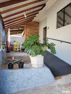Casa com sala comercial no bairro Vila Nova 