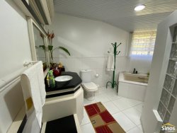 Casa com 04 dormitórios no bairro Lomba Grande 