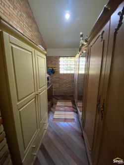 Casa com 04 dormitórios no bairro Lomba Grande 