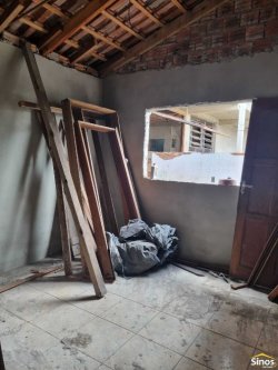 Casa em reforma com 03 dormitórios no bairro Lomba Grande 