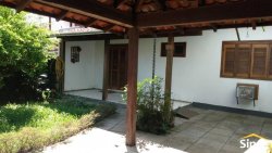 Casa com 03 dormitórios no bairro Lomba Grande 