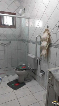 Casa com 03 dormitórios no bairro Lomba Grande 