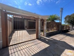 Bela casa com 02 dormitórios no bairro Campina 