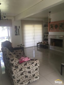 Casa com 03 dormitórios no bairro Santos Dumont  