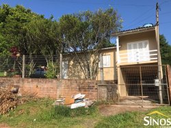 Casa com 03 dormitórios em Lomba Grande 