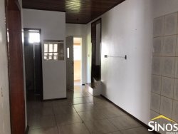 Casa com 03 dormitórios em Lomba Grande 