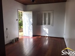 Casa com 03 dormitórios em Lomba Grande 