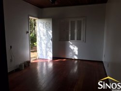 Casa com 03 dormitórios em Lomba Grande 