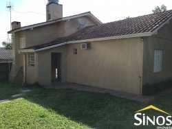Casa com 03 dormitórios em Lomba Grande 