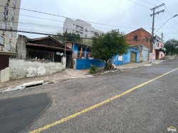 Terreno de esquina com construção antiga no bairro Boa Vista  