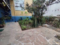Sobrado com 04 dormitórios no bairro Vila Nova  