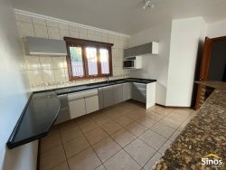 Casa com 03 dormitórios no bairro Feitoria 