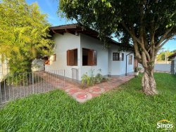 Casa com 03 dormitórios no bairro Feitoria 