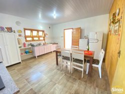 Casa com 03 dormitórios na principal de Lomba Grande 