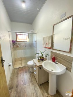 Casa com 03 dormitórios na principal de Lomba Grande 