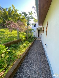 Casa com 03 dormitórios na principal de Lomba Grande 