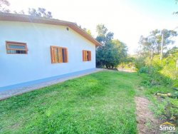 Casa com 03 dormitórios na principal de Lomba Grande 