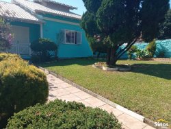 Casa com 03 dormitórios e prédio comercial no bairro Rondônia  