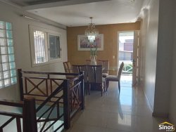 Casa com 03 dormitórios e prédio comercial no bairro Rondônia  