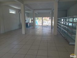Casa com 03 dormitórios e prédio comercial no bairro Rondônia  