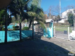 Casa com 03 dormitórios e prédio comercial no bairro Rondônia  