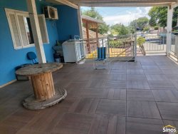 Sobrado com 02 dormitórios e sala comercial no bairro Campina  