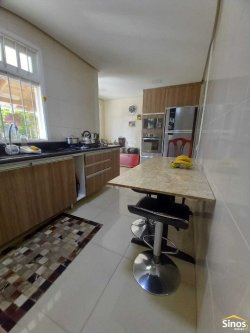 Casa com 03 dormitórios no bairro Feitoria 