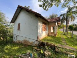Terreno com construção no bairro Lomba Grande  