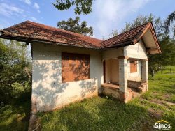 Terreno com construção no bairro Lomba Grande  