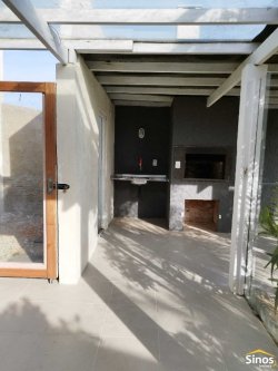 Casa com 03 dormitórios no Centro 