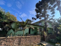 Terreno com pavilhão e sobrado no bairro Lomba Grande 