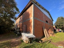 Terreno com pavilhão e sobrado no bairro Lomba Grande 