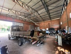 Terreno com pavilhão e sobrado no bairro Lomba Grande 