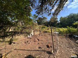 Terreno com pavilhão e sobrado no bairro Lomba Grande 