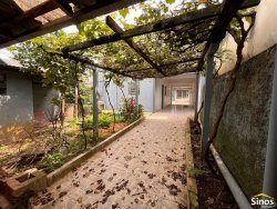 Casa com 02 dormitórios na área central de Lomba Grande 