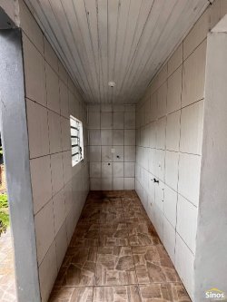 Casa com 02 dormitórios na área central de Lomba Grande 