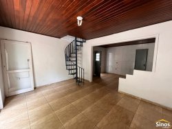 Casa com 02 dormitórios na área central de Lomba Grande 